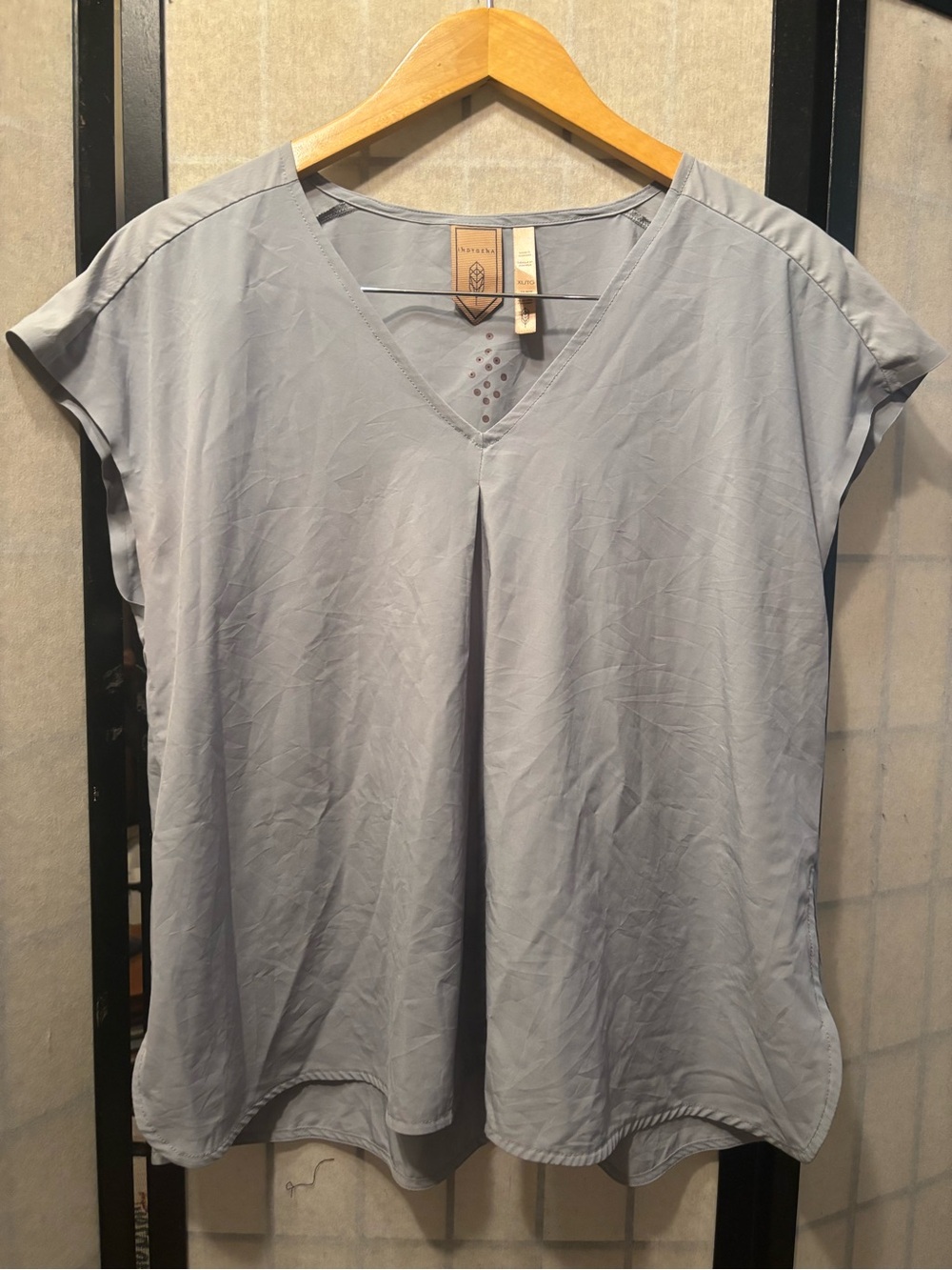 INDYGENA Lightweight Flowy Gray V-Neck Cap Sleeve Top